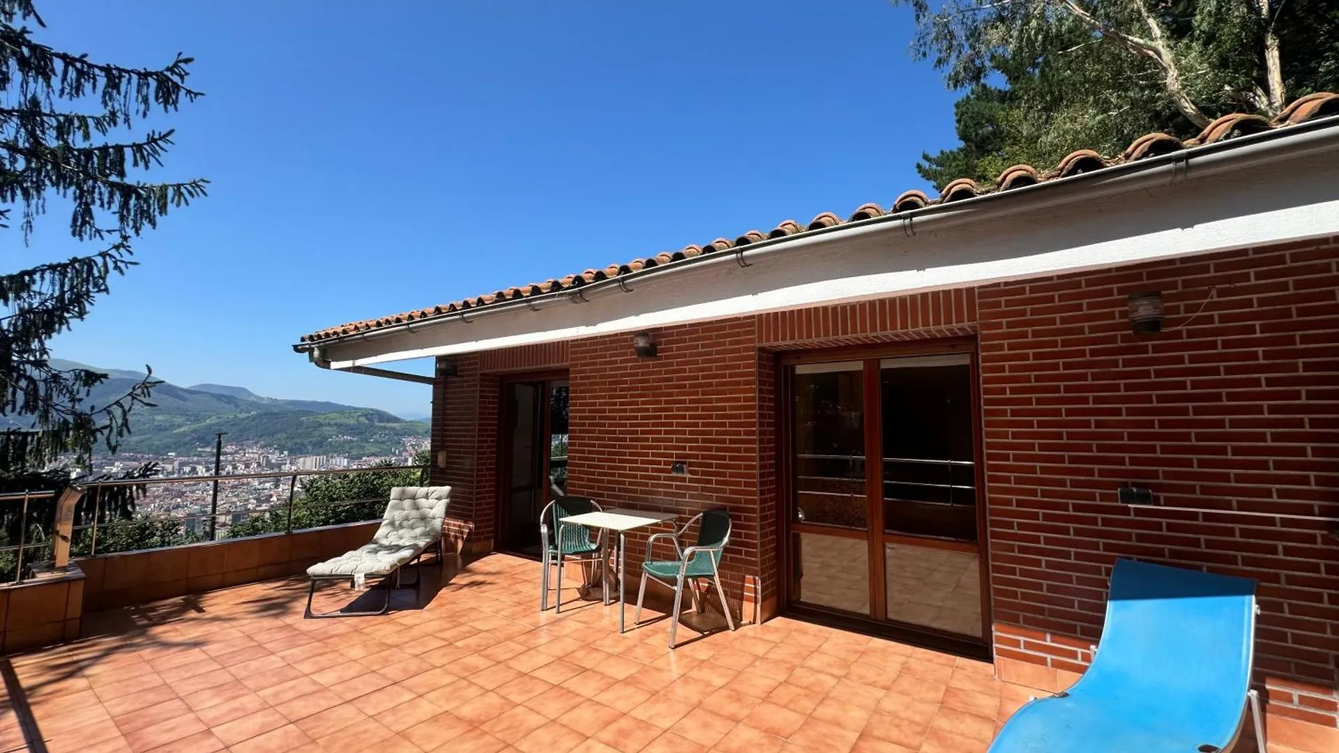 Habitacion Con Hermosas Vistas A Bilbao Spain