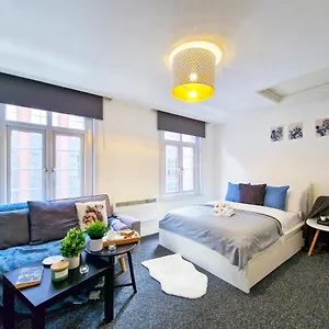 Spacious With Sofa , London United Kingdom